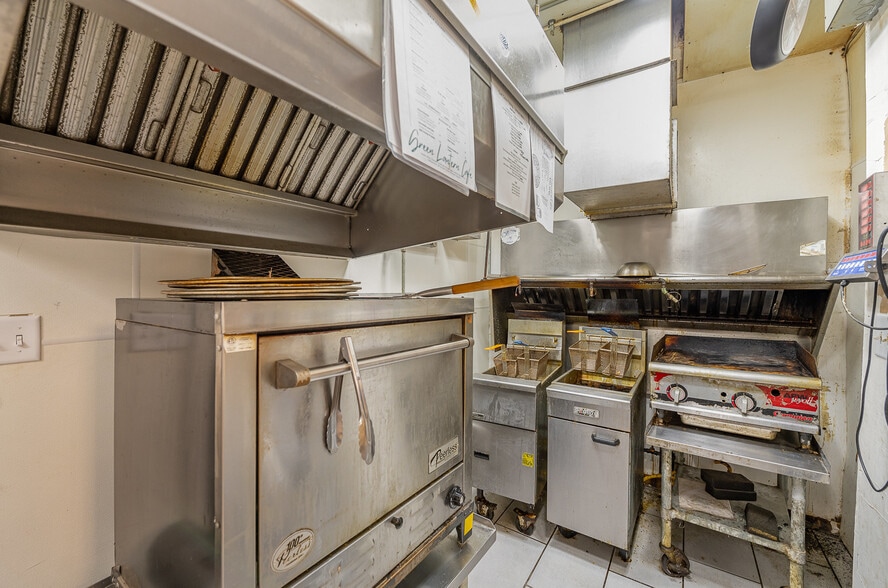 More Photos Of 3934-3938 Decoursey Ave, Covington Bar For Sale