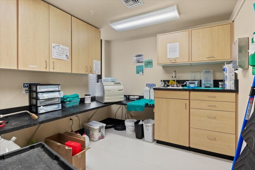 More Photos Of 1390 Waverly Dr SE, Albany Medical For Lease