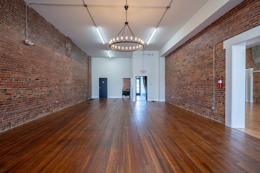 More Photos Of 3-9 S Main St, Jeffersonville Storefront Retail Office For Lease