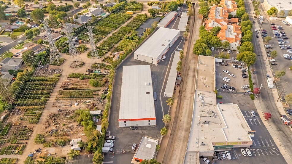 More Photos Of 18175 Chatsworth St, Granada Hills Self Storage For Sale