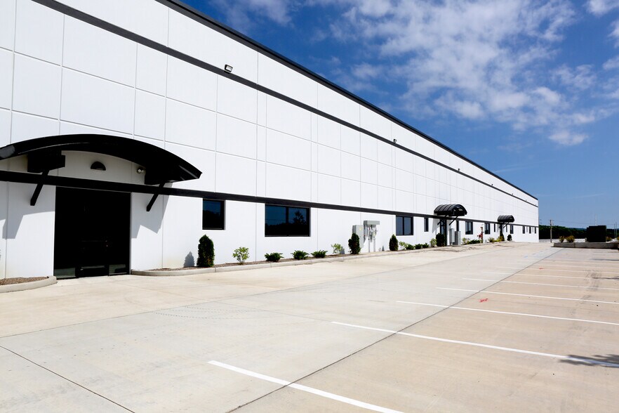 More Photos Of 118 Iron Mountain Rd, Mine Hill Warehouse For Lease