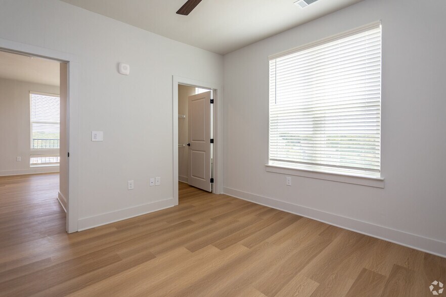 More Photos Of 930 W Mallard Creek Church Rd, Charlotte Apartments For Lease