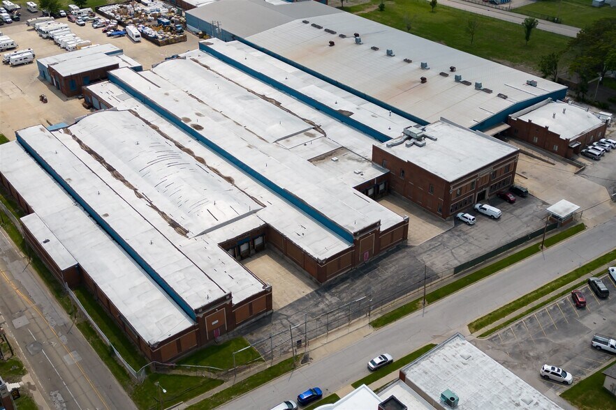 More Photos Of 1100 E Bell St, Bloomington Manufacturing For Lease