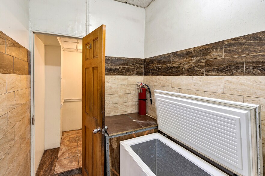 More Photos Of 1370 Nostrand Ave, Brooklyn Storefront Retail Residential For Lease