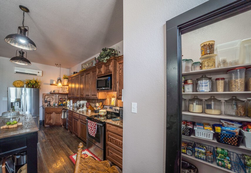 More Photos Of 75 N Waco St, Hillsboro General Retail For Lease