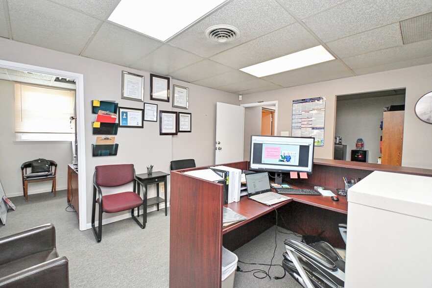 More Photos Of 8240 Clara Ave, Cincinnati Office For Sale