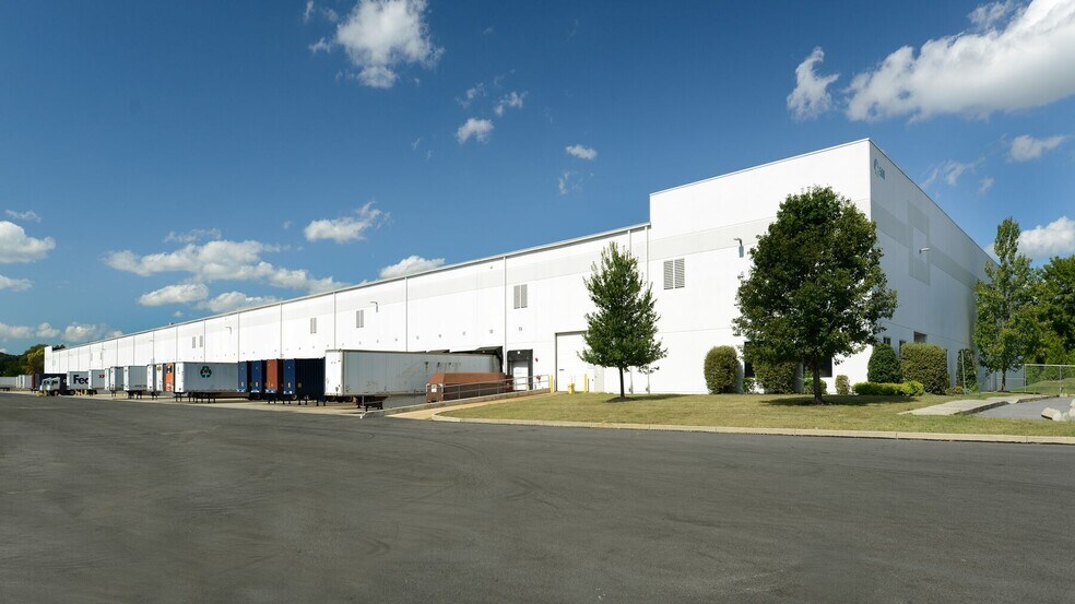 More Photos Of 500 Independence Ave, Mechanicsburg Distribution For Lease