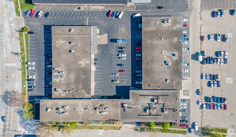 More Photos Of 1150 W 8th St, Cincinnati Flex For Lease