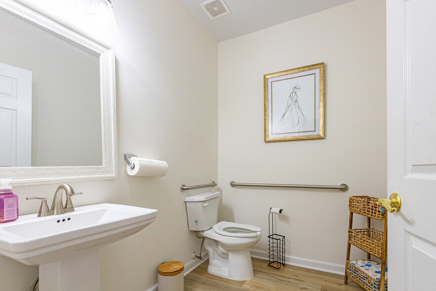 More Photos Of 2551 Roswell Rd, Marietta Medical For Lease
