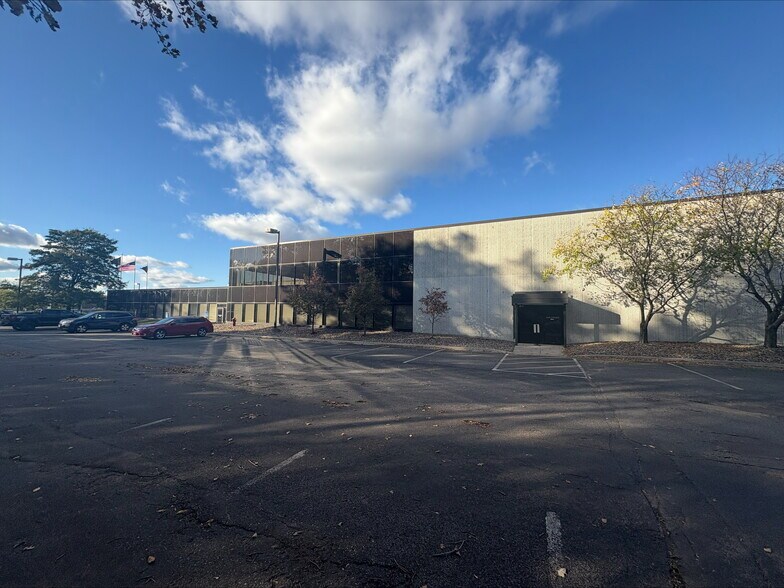 More Photos Of 1000 Kristen Ct, Vadnais Heights Distribution For Lease