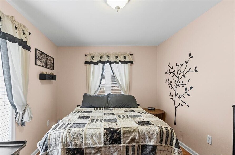 More Photos Of 4423 Railroad Ave, Harrisburg Office For Sale