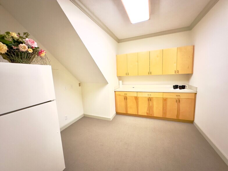 More Photos Of 1251 Club Dr, Bishop Office For Lease