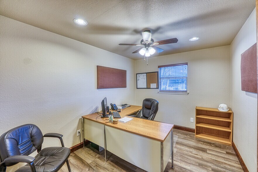 More Photos Of 320 Southland Dr, Burnet Office For Sale