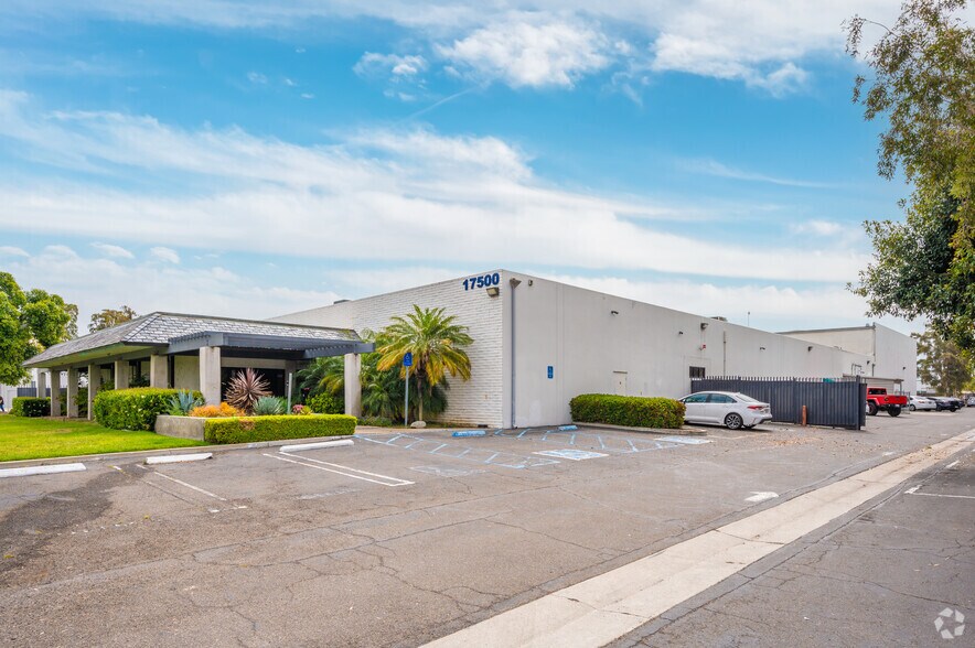 More Photos Of 17500 Gillette Ave, Irvine Manufacturing For Lease