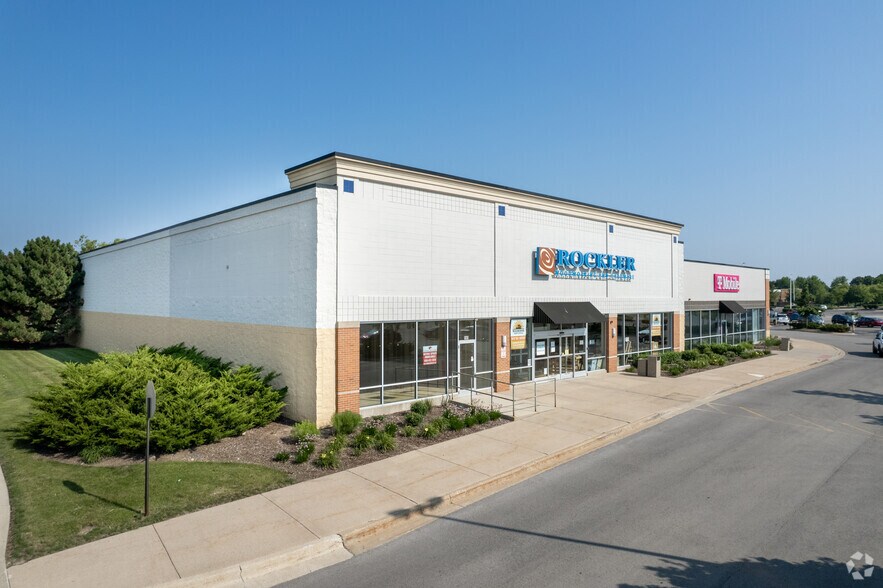 More Photos Of 121-139 S Weber Rd, Bolingbrook Freestanding For Lease