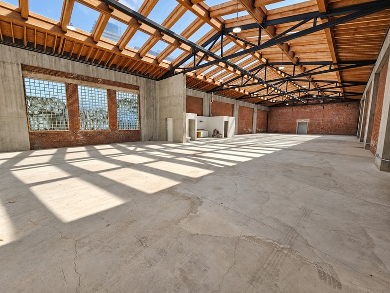 More Photos Of 1317 S Olive St, Los Angeles Showroom For Lease