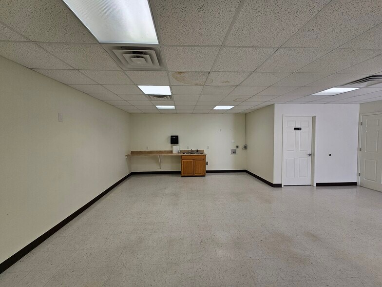 More Photos Of 1650 Vision Dr, Abilene Flex For Lease