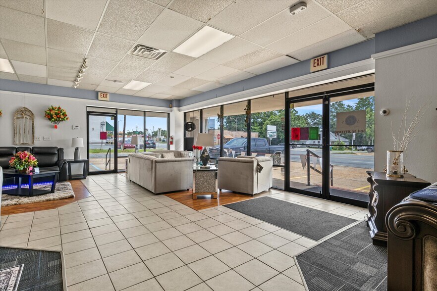 More Photos Of 304 W Jefferson St, Quincy Freestanding For Sale