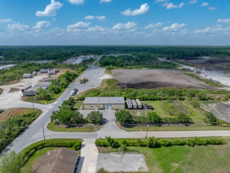 More Photos Of 2404 Longhorn Ave, Lakeland Manufacturing For Sale