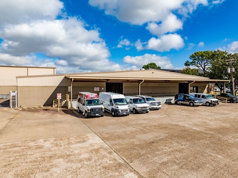 More Photos Of 1585 W Sam Houston Pky N, Houston Showroom For Sale