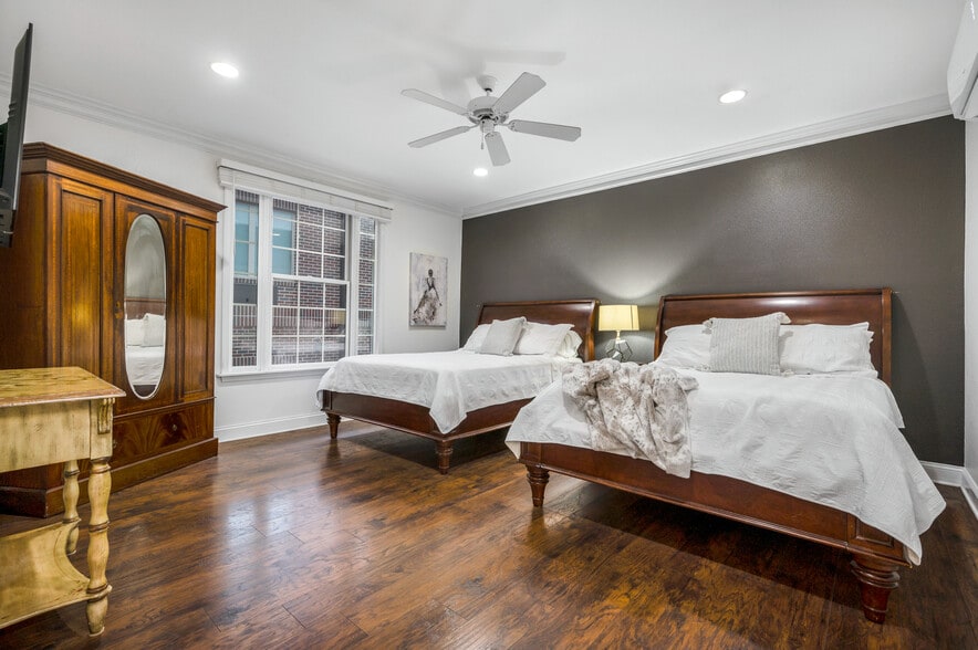 More Photos Of 27 S Park St, Dahlonega Hotel For Sale