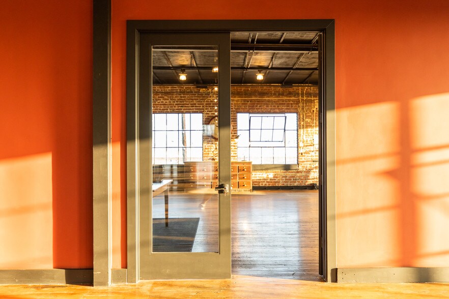 More Photos Of 615 E 61st St, Los Angeles Light Manufacturing For Sale