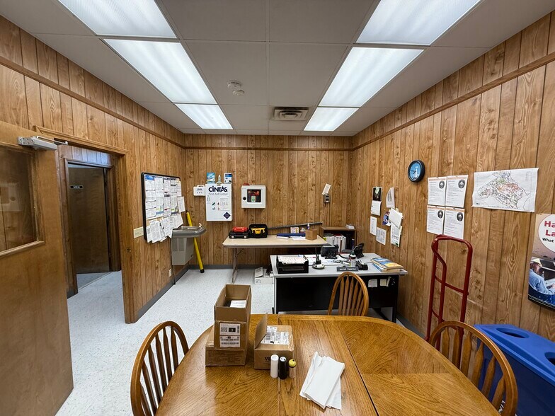 More Photos Of 202 Broad st, Hemingway Office For Sale