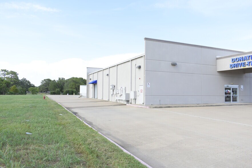More Photos Of 253 N Bypass 35, Alvin Storefront For Lease