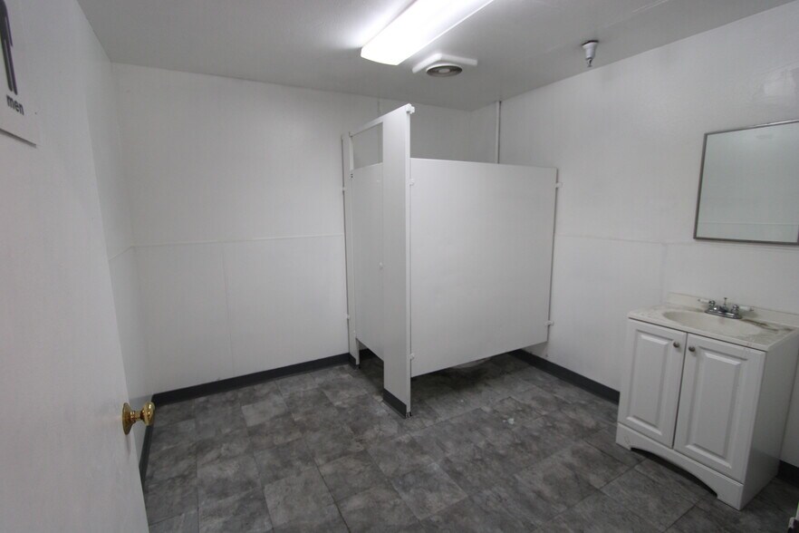 More Photos Of 133 - 135 E Maple Ave, Monrovia Warehouse For Lease