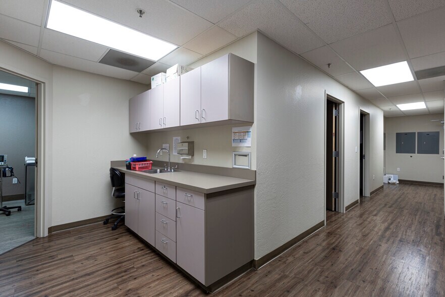 More Photos Of 1600 Creekside Dr, Folsom Medical For Lease