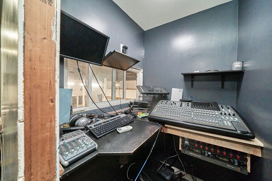More Photos Of 5454 Virginia Ave, Los Angeles Showroom For Lease