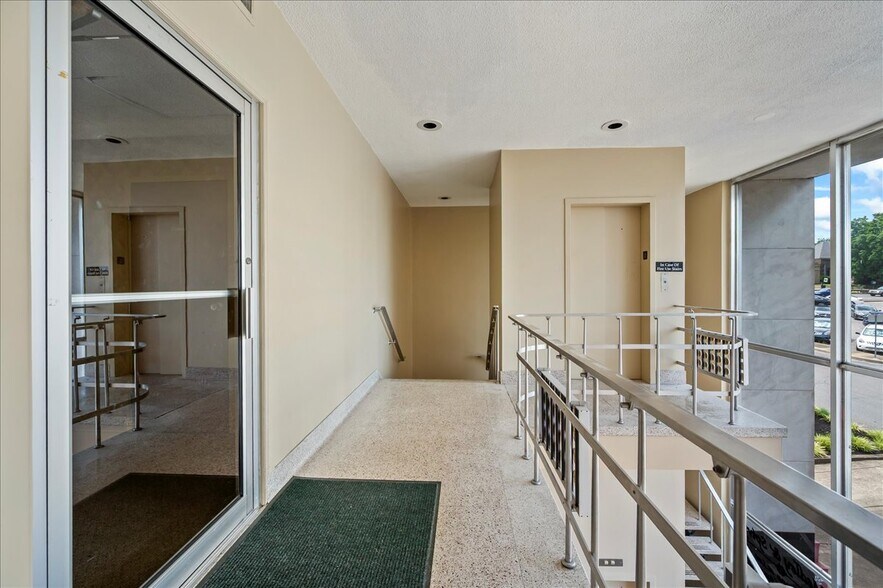 More Photos Of 111 W Commerce St, Lewisburg Bank For Sale