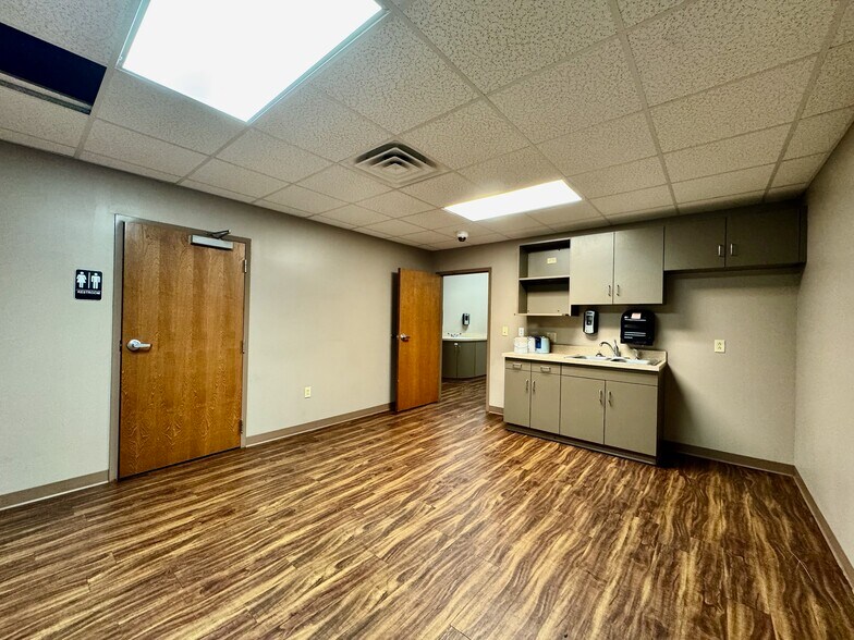 More Photos Of 4645 Village Square Dr, Paducah Storefront Retail Office For Lease