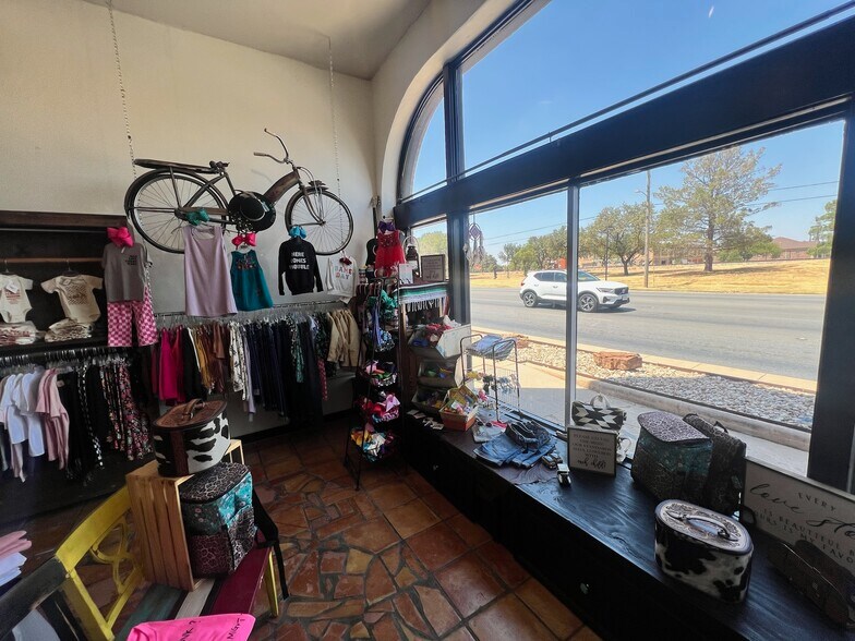 More Photos Of 1305 S 1st St, Abilene General Retail For Sale