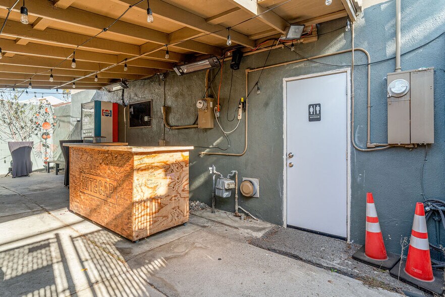 More Photos Of 2200 W Burbank Blvd, Burbank Freestanding For Sale