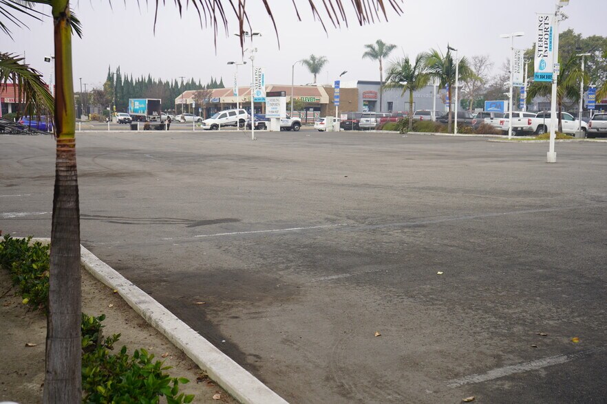 More Photos Of 909 N Harbor Blvd, Santa Ana Auto Dealership For Lease