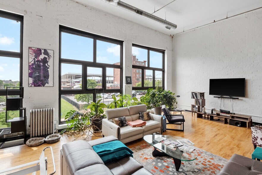 More Photos Of 2007-2009 Locust St, Saint Louis Storefront Retail Residential For Lease