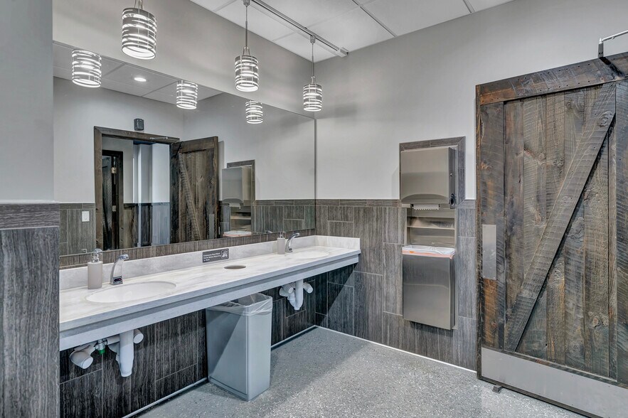 More Photos Of 53 N Howard Ave, Croswell Bar For Sale