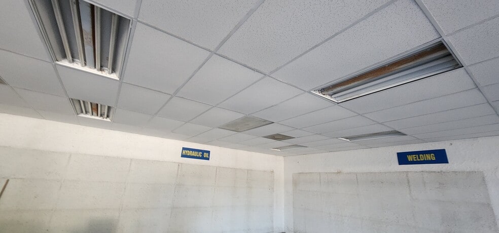 More Photos Of 284 S Center St, Pierson Auto Repair For Lease