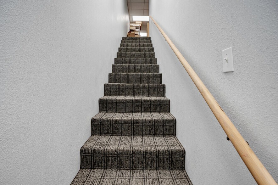 More Photos Of 1882 Porter Lake Dr, Sarasota Light Manufacturing For Sale