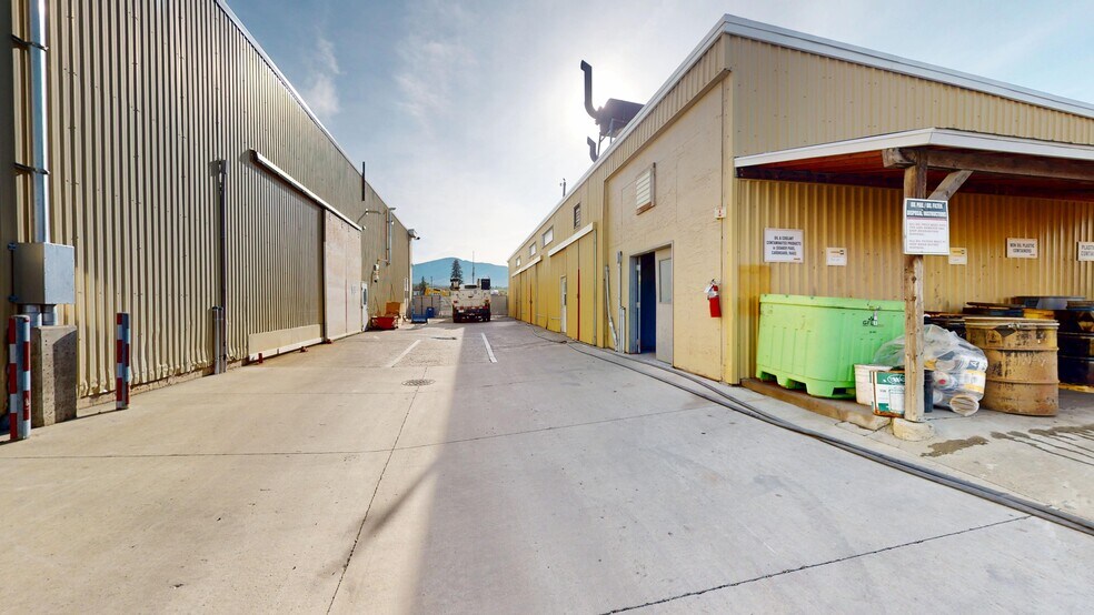 More Photos Of 815 Cranbrook St N, Cranbrook Flex For Sale