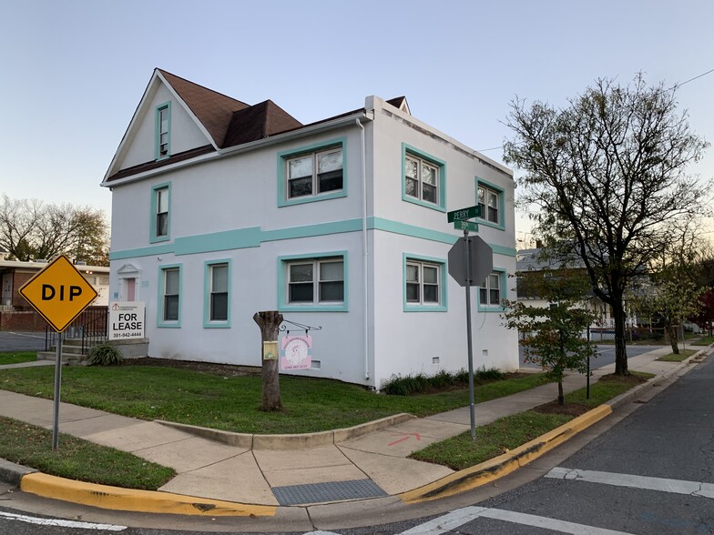 Primary Photo Of 3501 Perry St, Mount Rainier Loft Creative Space For Lease