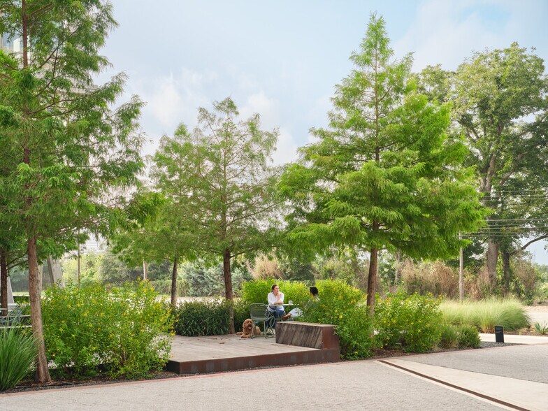 More Photos Of 3232 E Cesar Chavez St, Austin Unknown For Lease