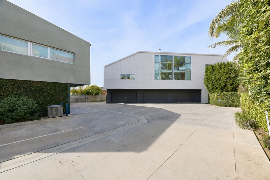 More Photos Of 2100 Abbot Kinney Blvd, Venice Loft Creative Space For Lease