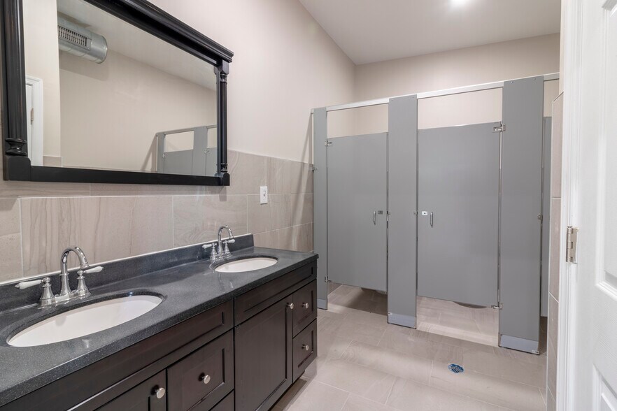 More Photos Of 2613 W Hunting Park Ave, Philadelphia Light Distribution For Lease