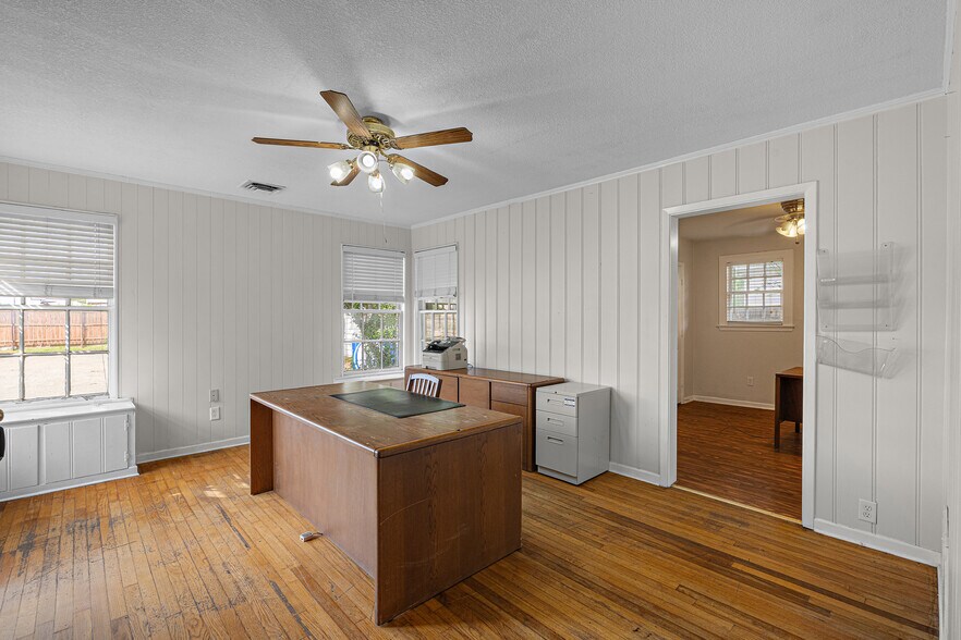 More Photos Of 208 S 31st St, Corsicana Flex For Sale