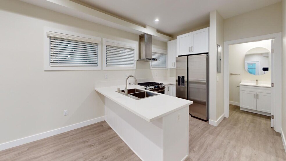 More Photos Of 1140 W 25th St, Los Angeles Multifamily For Sale