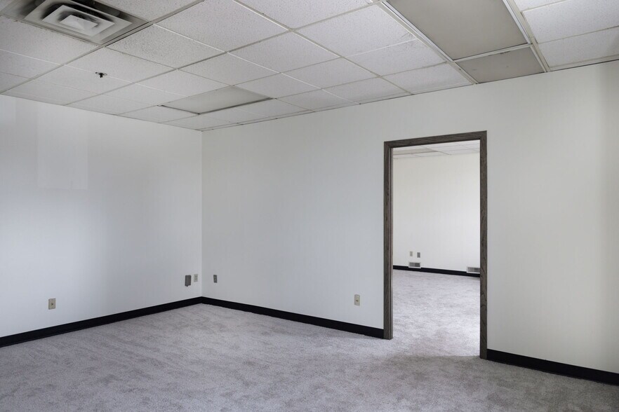 More Photos Of 321 NE Wilson St, Minneapolis Light Distribution For Lease