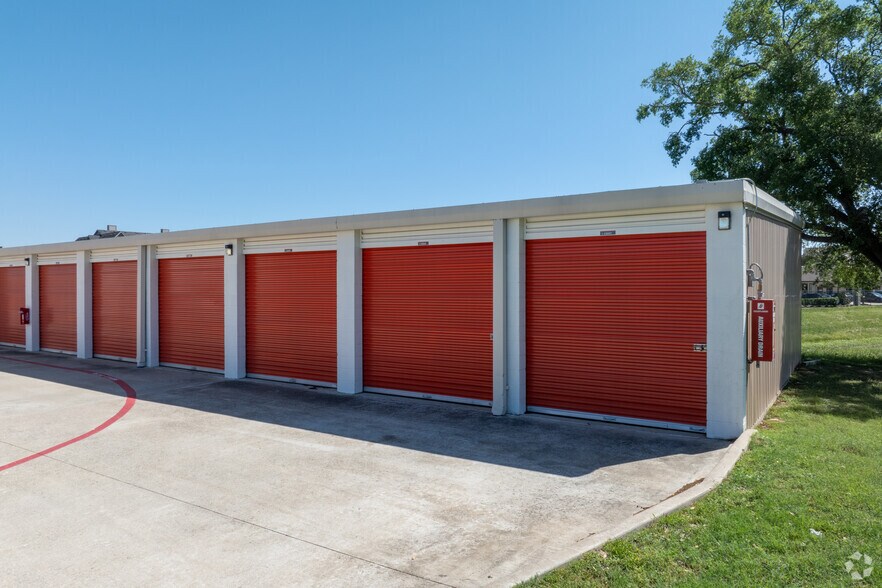 More Photos Of 12906 Fry Rd, Cypress Light Distribution For Lease
