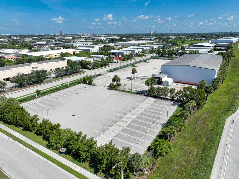 More Photos Of 3843 Ironbridge Blvd, Fort Myers Distribution For Lease
